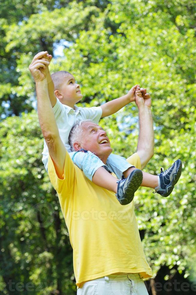 gelukkig opa en kind in park foto