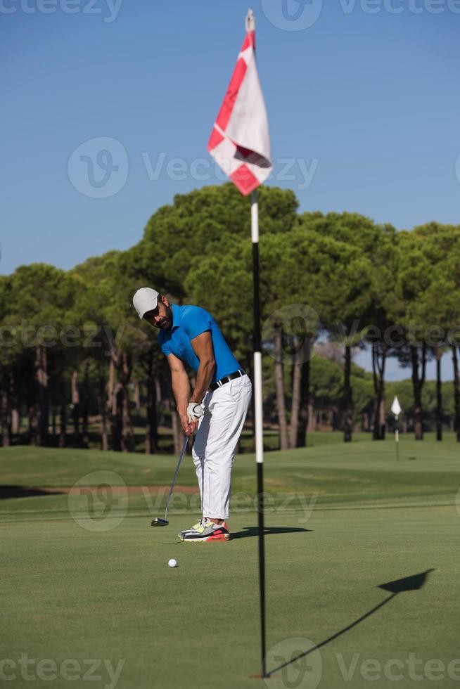 golf speler raken schot Bij zonnig dag foto