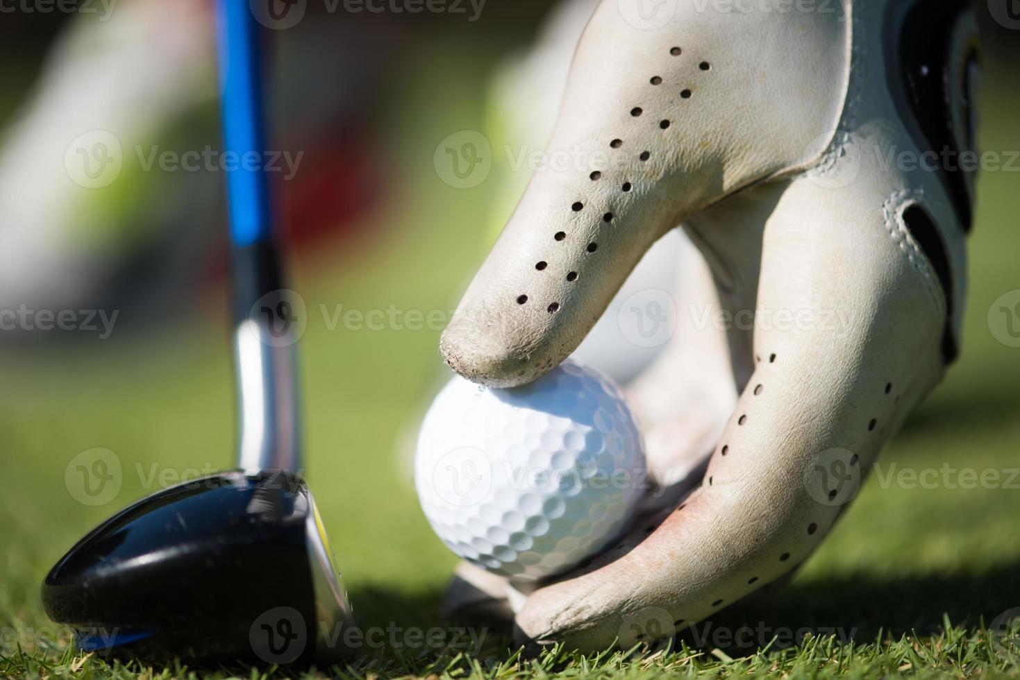 golf speler plaatsen bal Aan tee foto