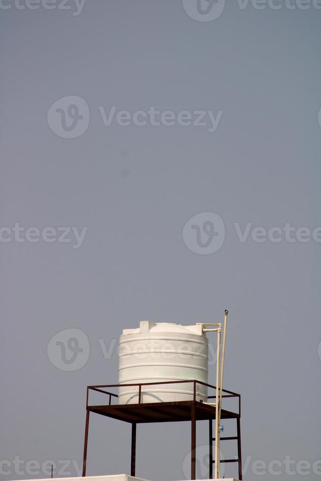 plastic water tank Aan top van Indisch dorp huis. foto