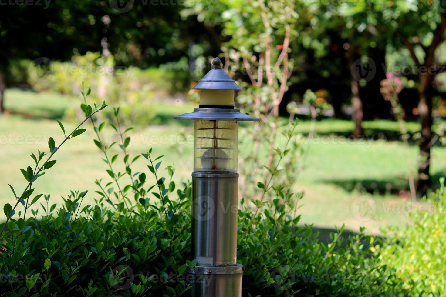 een lamp post in de tuin foto