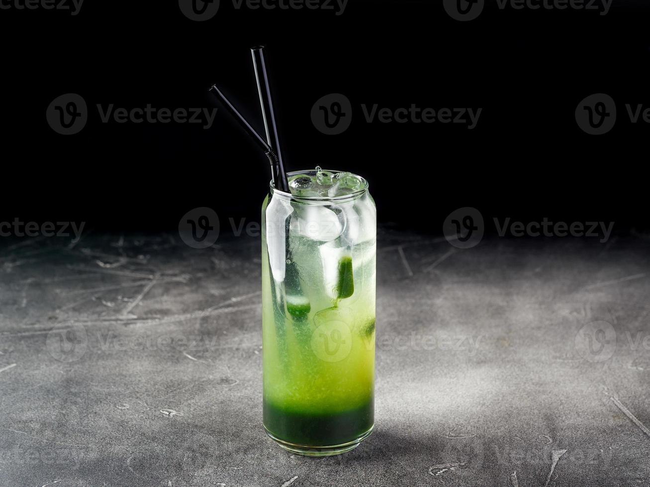 verkoudheid alcoholisch of niet alcoholisch cocktail met ijs Aan donker achtergrond foto
