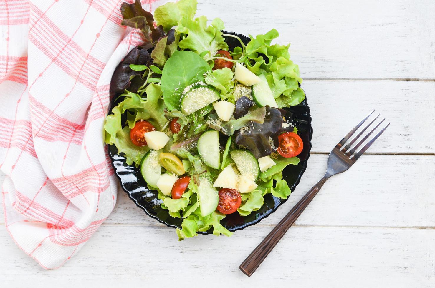 salade groente salade met fruit en vers sla tomaat komkommer Aan bord Aan tafel gezond voedsel aan het eten concept foto