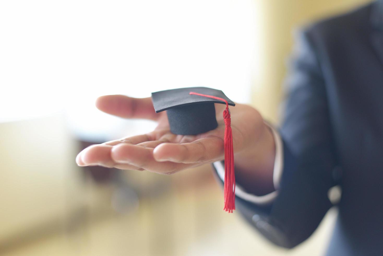 bedrijf Mens of leerling met diploma uitreiking pet Aan hand- in dag diploma uitreiking gefeliciteerd de afgestudeerden in Universiteit - diploma uitreiking onderwijs bedrijf studie concept foto