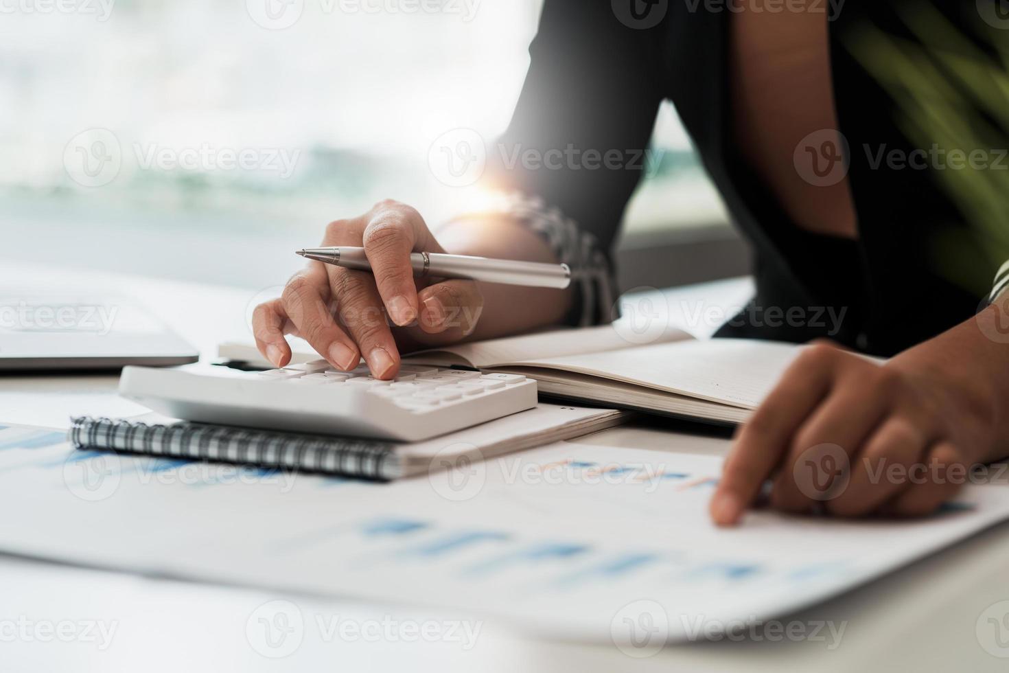 bedrijf vrouw hand- Holding potlood en financieel papierwerk op zoek Bij bank spaargeld account toepassing Aan laptop computer. account of besparing geld of verzekering concept. foto