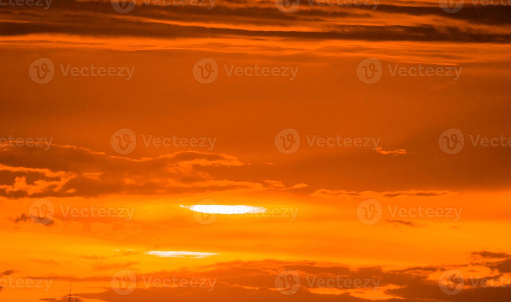 abstract bewolkt achtergrond, mooi natuurlijk strepen van lucht en wolken, rood lucht Bij zonsondergang foto