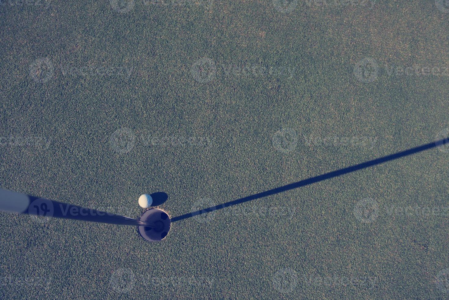 top visie van golf bal in de gat foto