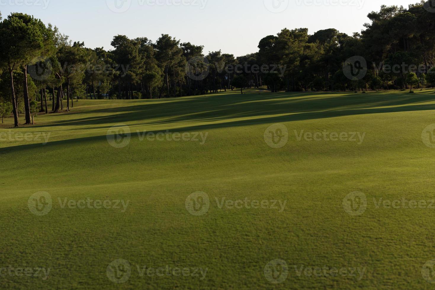 golf Cursus Aan zonnig dag foto