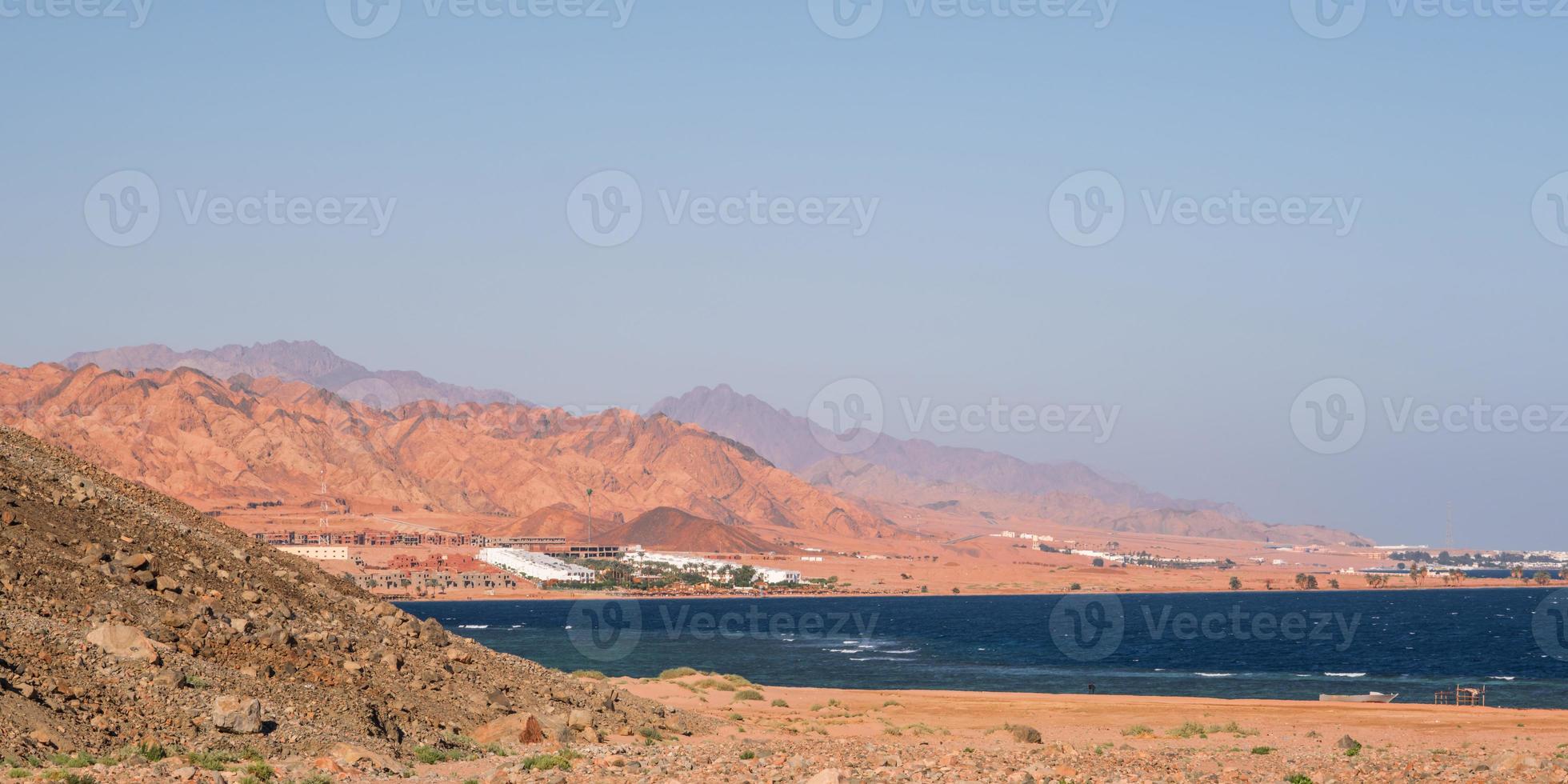 panoramisch uitzicht vanaf de hoogte van de bergen tot aan de rode zee foto