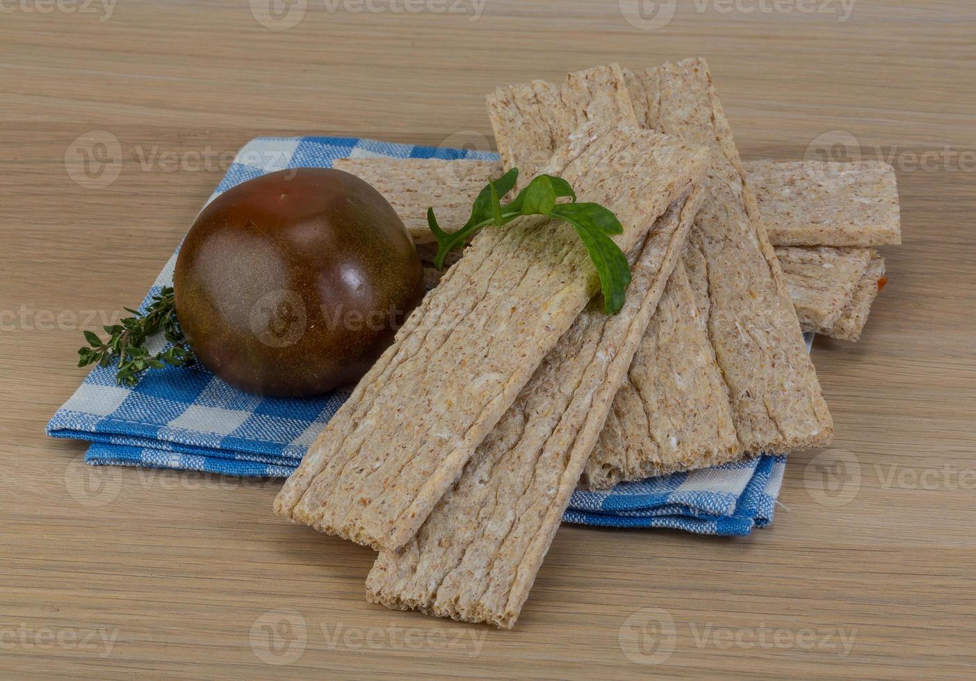 stack van knäckebröd Aan Schotse ruit servet foto