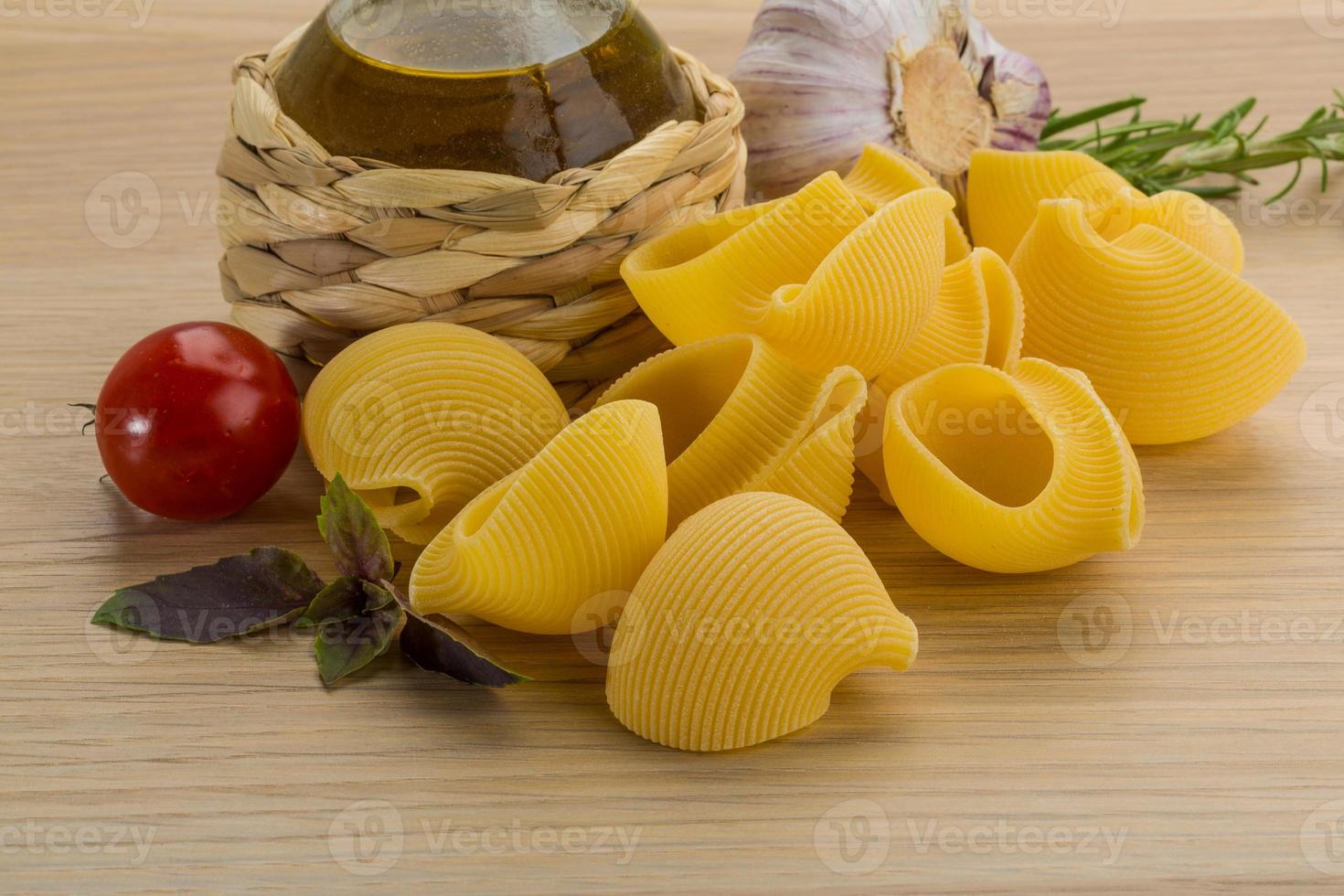rauwe pasta op houten achtergrond foto