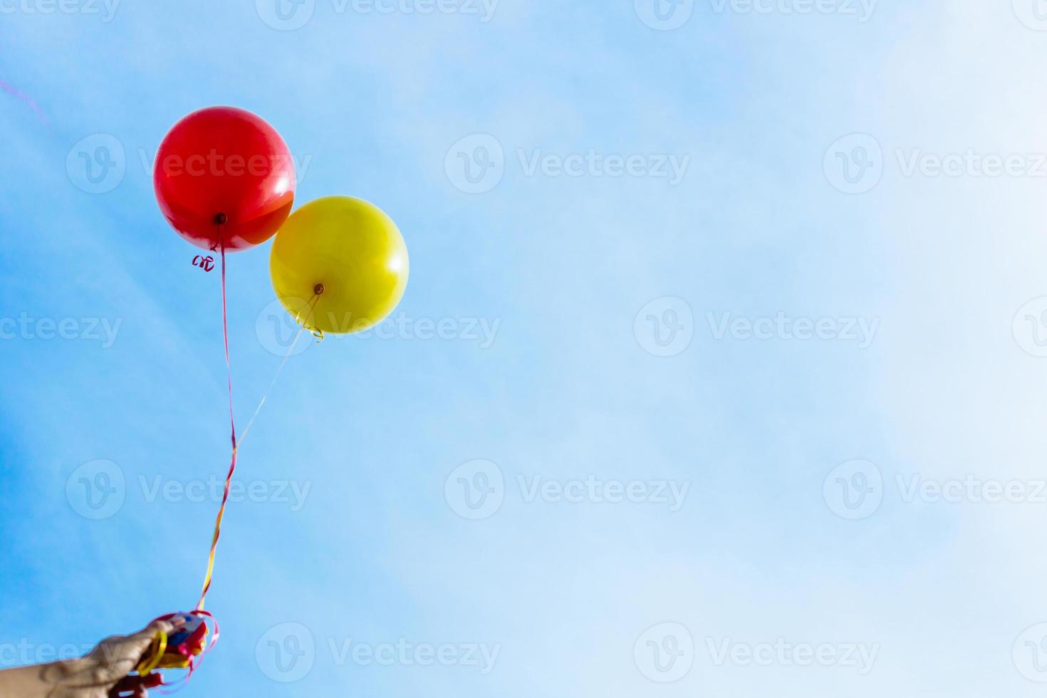 hieronder visie van kleurrijk ballonnen tegen de lucht. foto