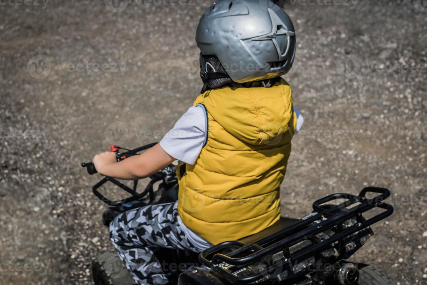 klein jongen Aan uit weg avontuur het rijden quad fiets. foto