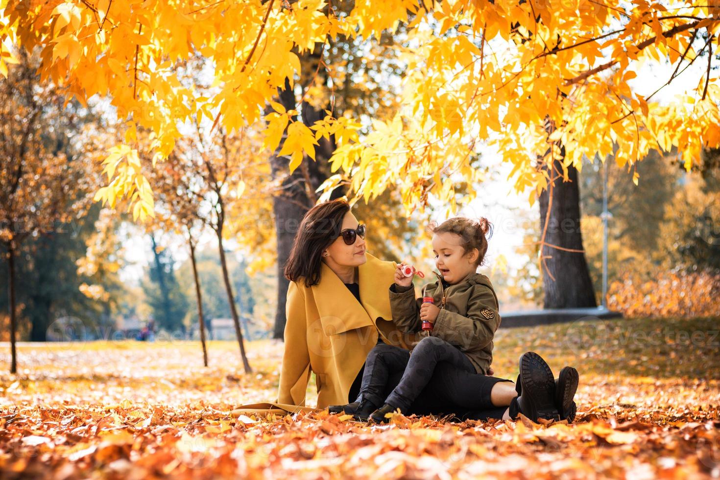 zorgeloos moeder en dochter uitgeven herfst dag samen. foto