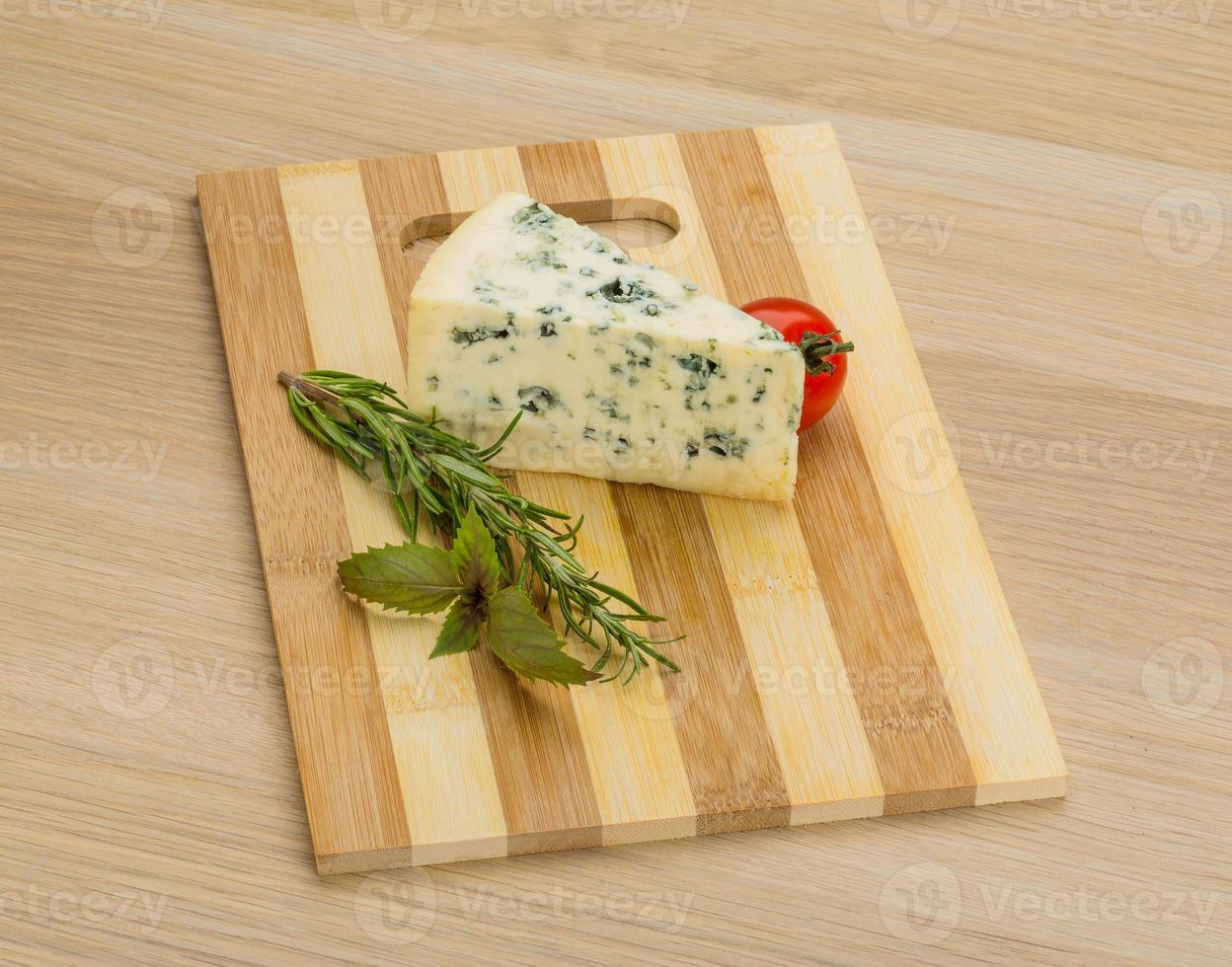 blauwe kaas op houten achtergrond foto