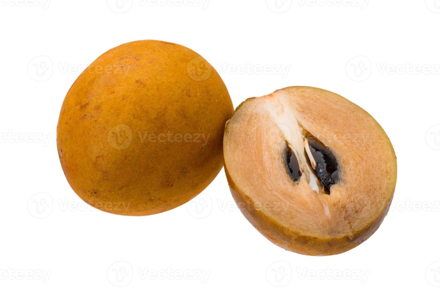 sapodilla op witte achtergrond foto