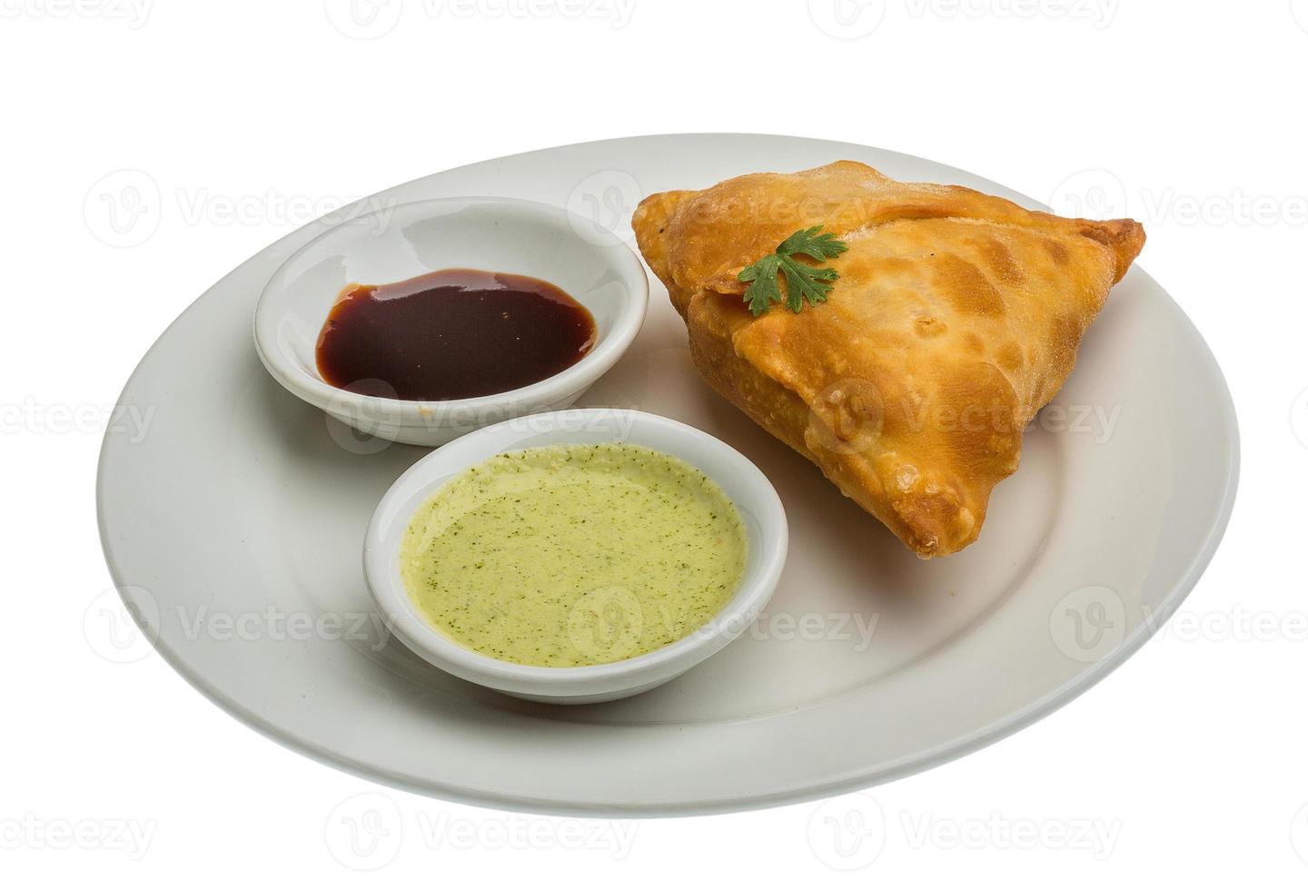 samosa Aan de bord en wit achtergrond foto