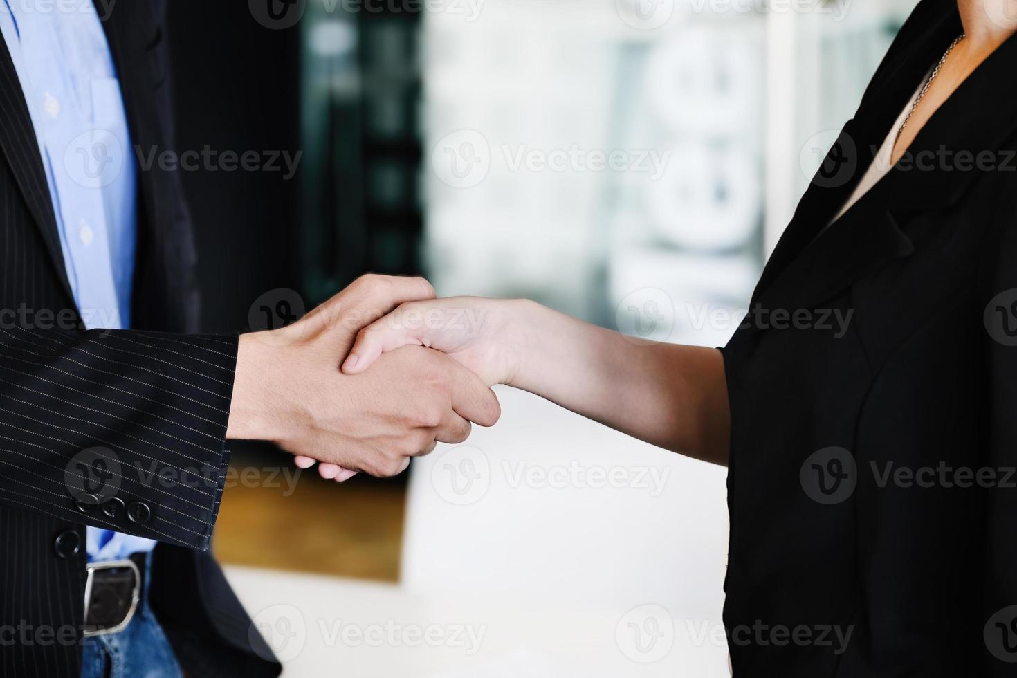 Gefeliciteerd, de eigenaren van 2 bedrijven zijn Holding handen naar feliciteren hen Aan hun gewricht onderneming investeringen. foto