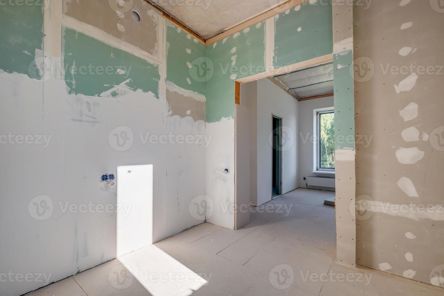 lege ongemeubileerde kamer met minimale voorbereidende reparaties. interieur met witte muren en gipsplaten foto