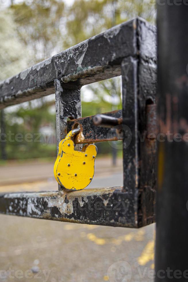 geel hangslot Aan de barrière post in een beperkt Oppervlakte in Londen. foto