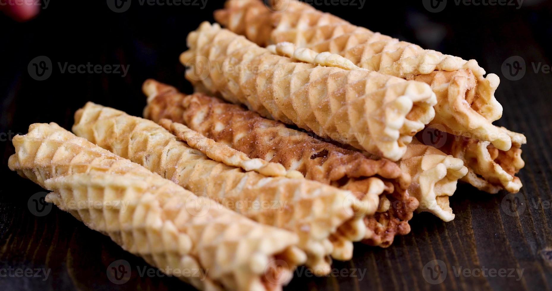 krokant wafels zijn genomen van de tafel foto