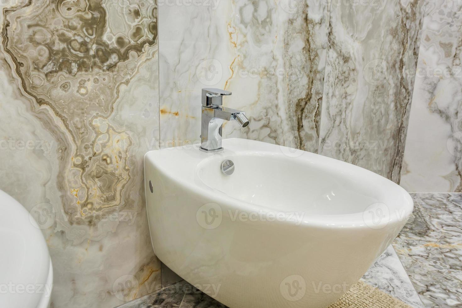 toilet en detail van een douchehoekbidet met douchebevestiging voor wandmontage foto