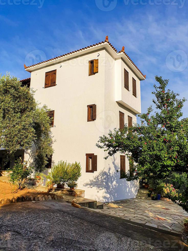 charmante traditionele smalle straatjes van Griekse eilanden. skopelos-stad op het skopelos-eiland, griekenland. foto