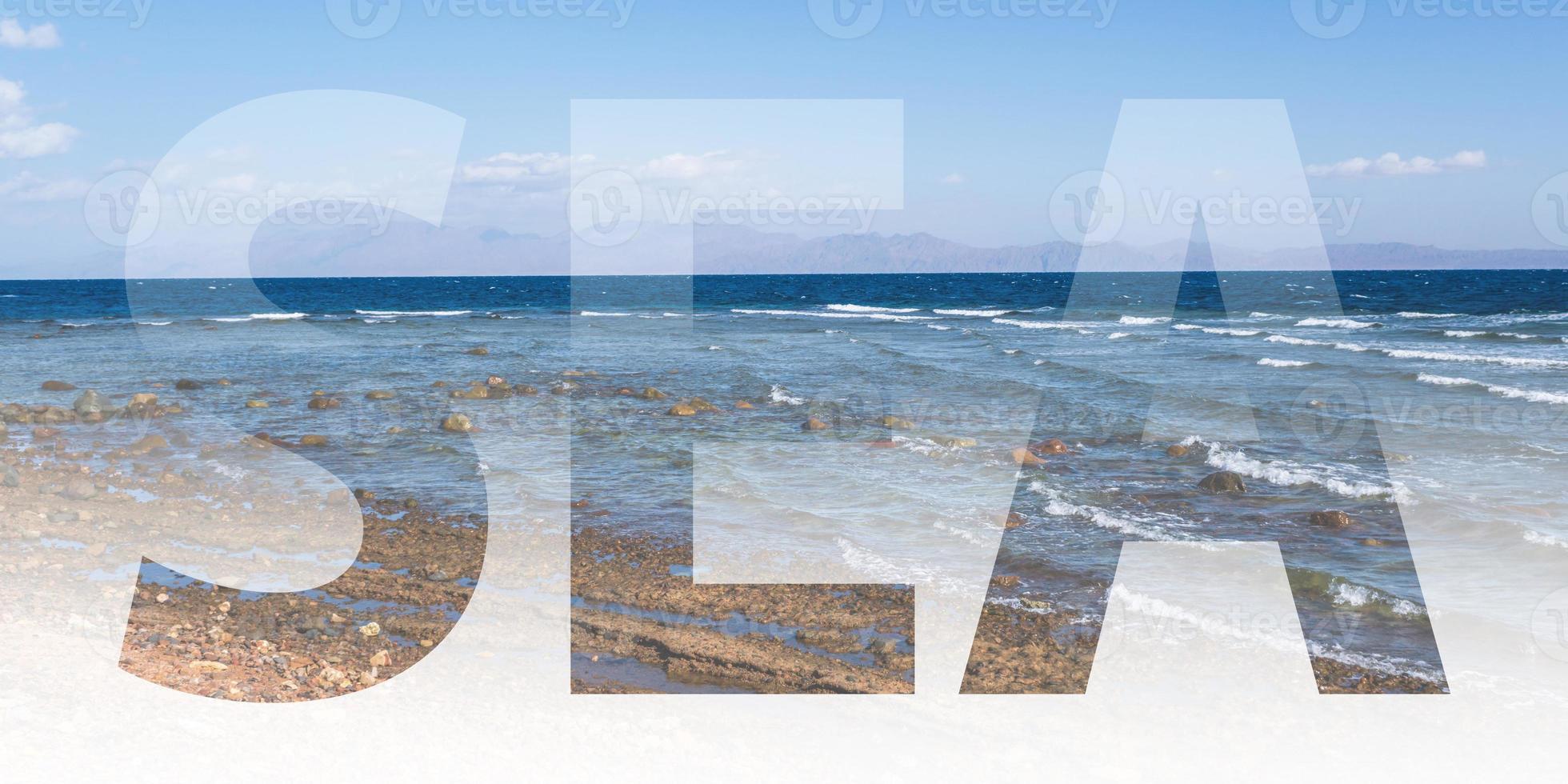 panoramisch uitzicht vanaf de hoogte van de bergen tot aan de rode zee foto