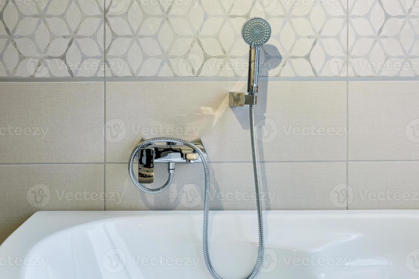 waterkraan wastafel met kraan in dure loft badkamer. detail van een hoekdouchecabine met douchebevestiging voor wandmontage foto