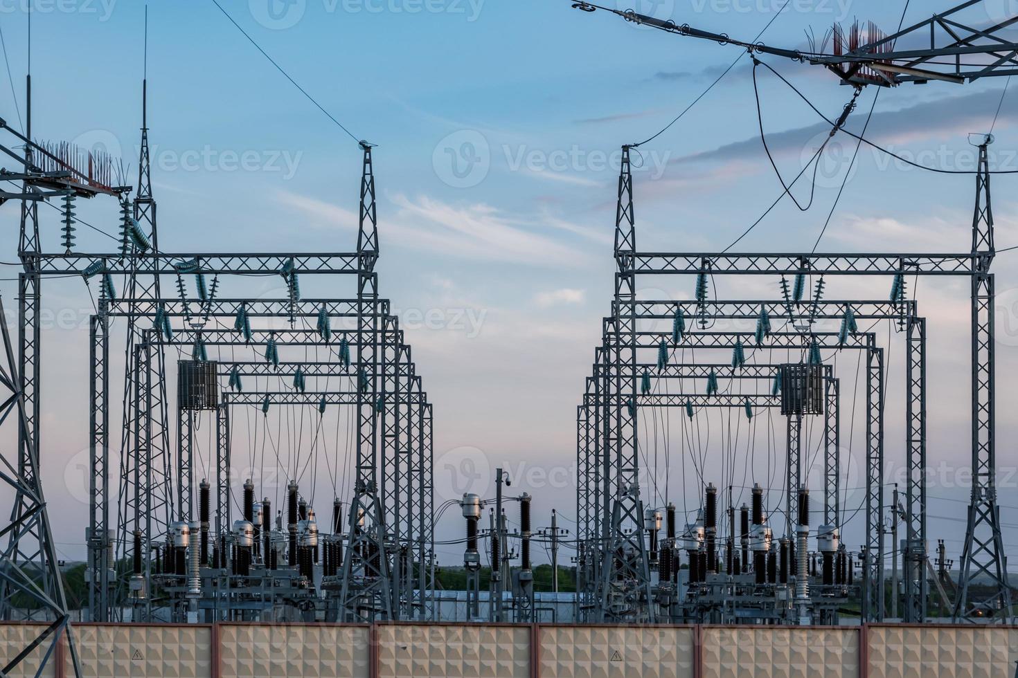 silhouet van de elektrische hoogspanningsmasten op de achtergrond van mooie avondwolken foto