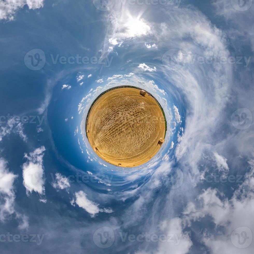 groene kleine planeet in blauwe lucht met zon en prachtige wolken. transformatie van bolvormig panorama 360 graden. sferische abstracte luchtfoto. kromming van de ruimte. foto