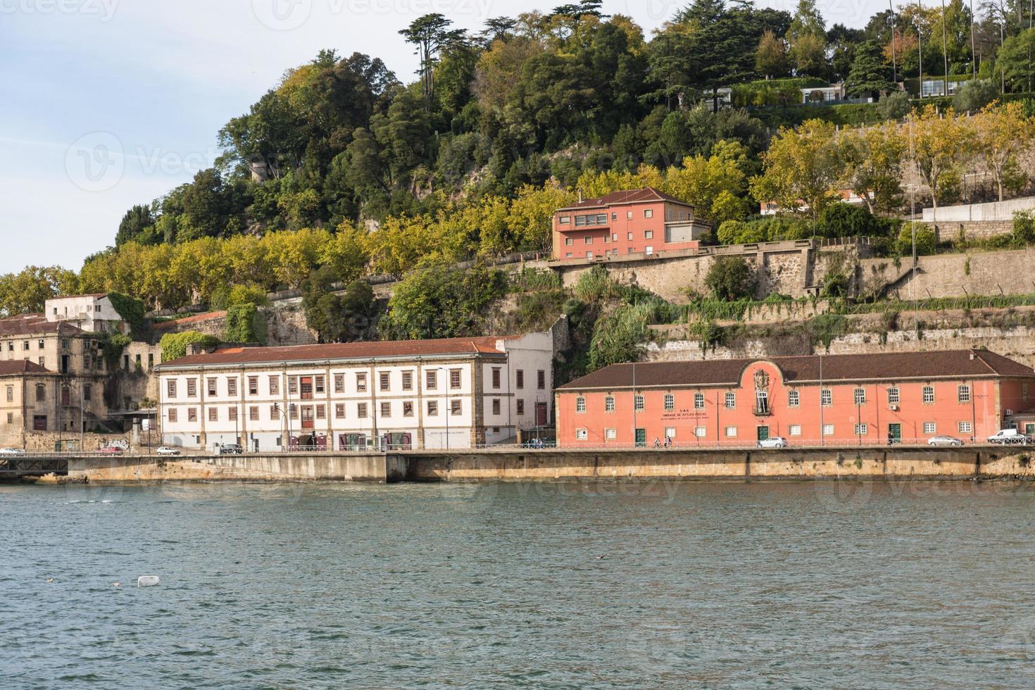 visie van porto stad Bij de oever van de rivier foto