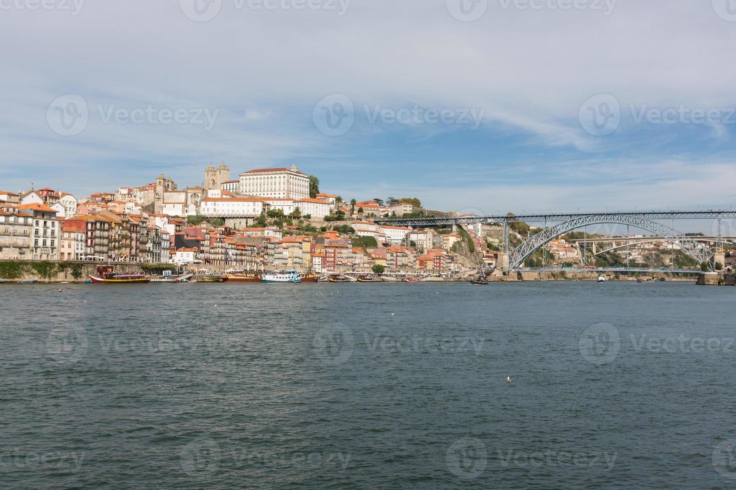 visie van porto stad Bij de oever van de rivier foto