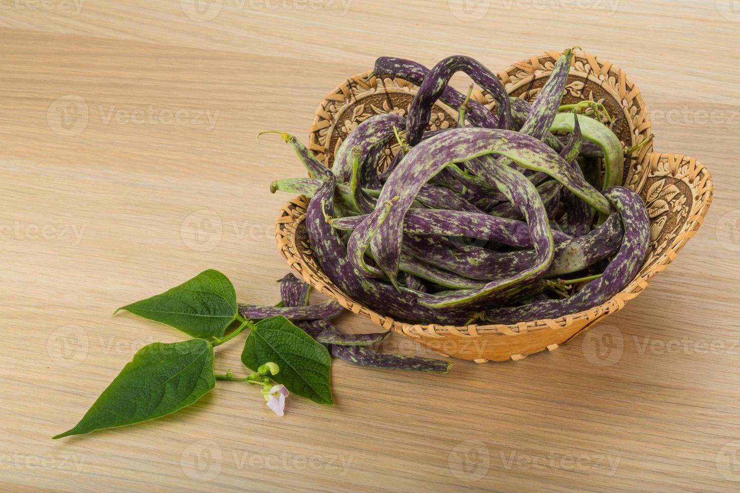 bonen met blad in een mand Aan houten achtergrond foto