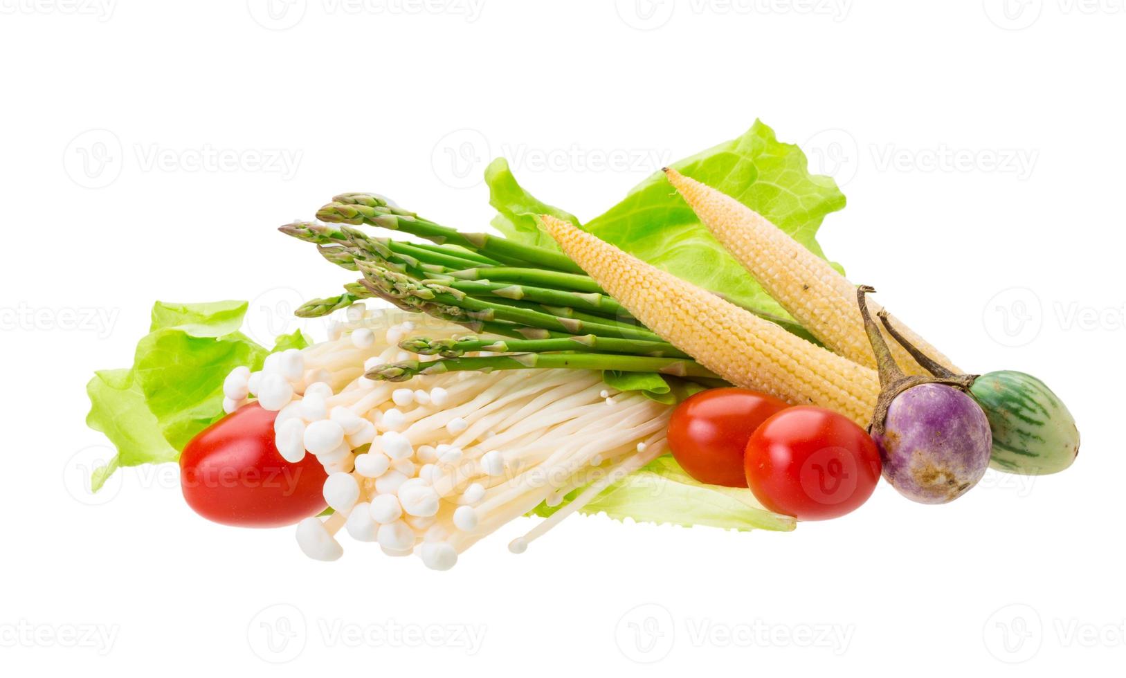 Japan paddestoel, asperges, aubergine, baby maïs en salade foto