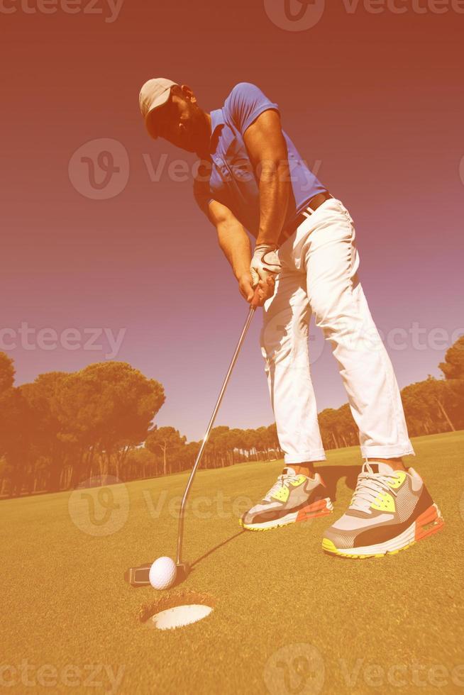 golf speler raken schot Bij zonnig dag, breed hoek lens foto