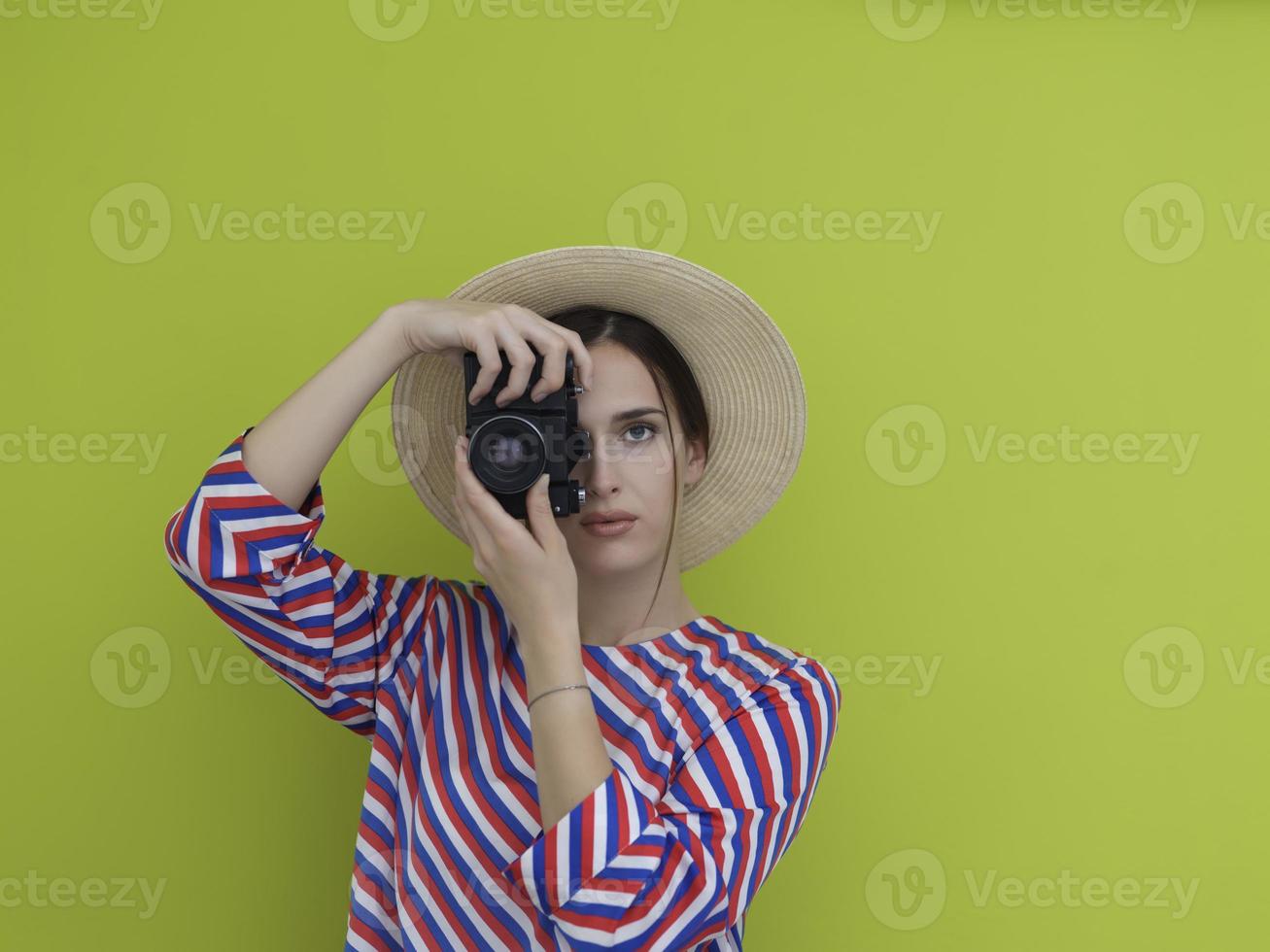 portret van mooi vrouw fotograaf het schieten dichtbij omhoog foto