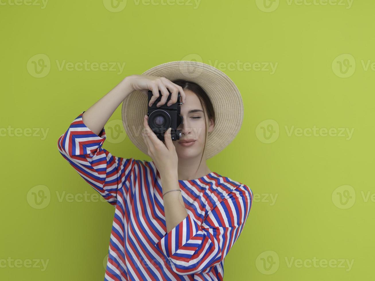 portret van mooi vrouw fotograaf het schieten dichtbij omhoog foto