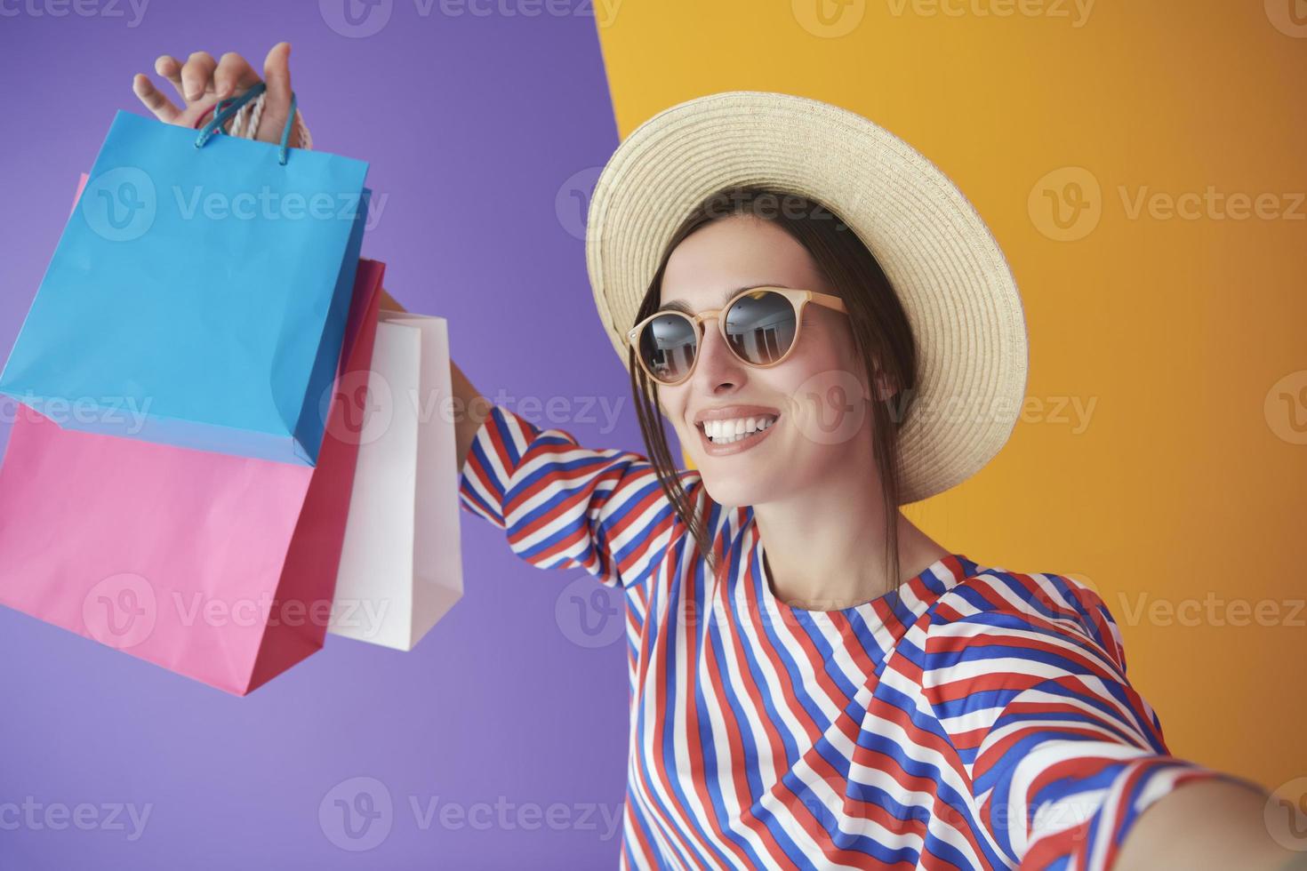 jong vrouw met boodschappen doen Tassen Aan kleurrijk achtergrond foto