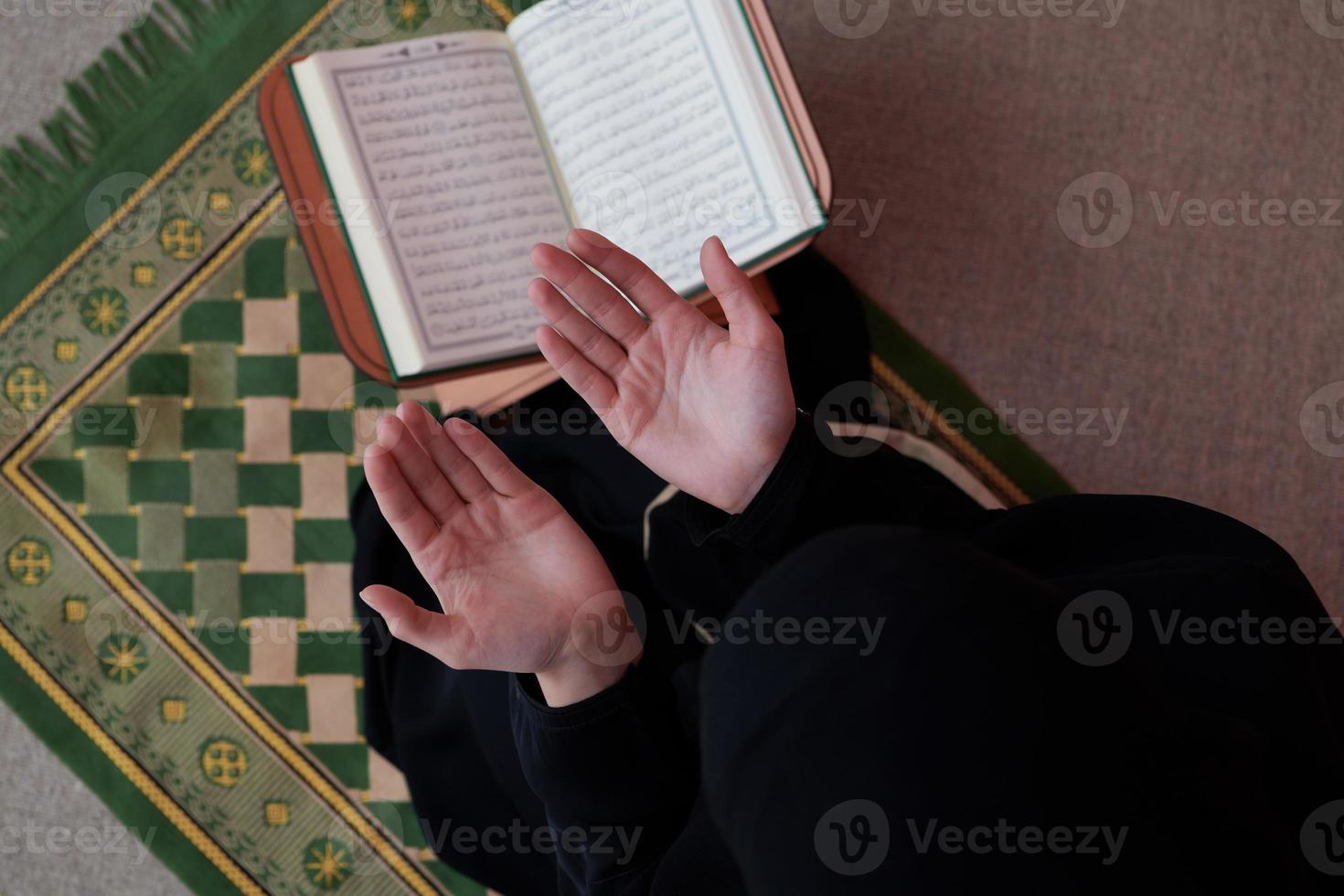 midden- oostelijk vrouw bidden en lezing de heilig koran Sarajevo foto