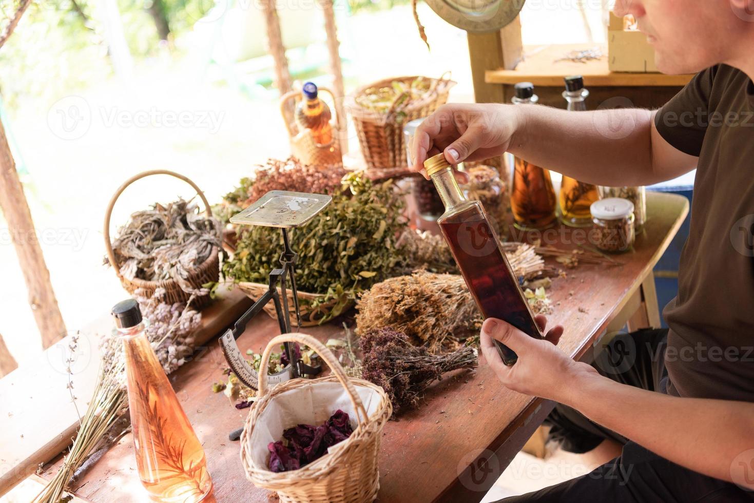 toverdrank fles in hand- van kruidkundige foto