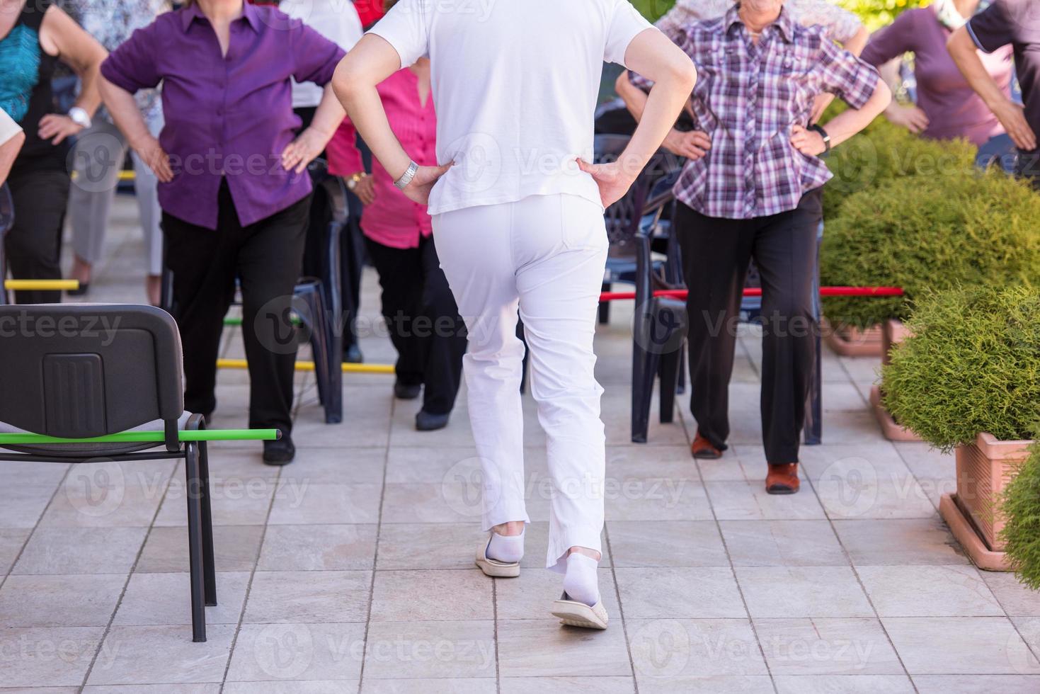 trainer opleiding gemotiveerd actief gezond senior mensen foto