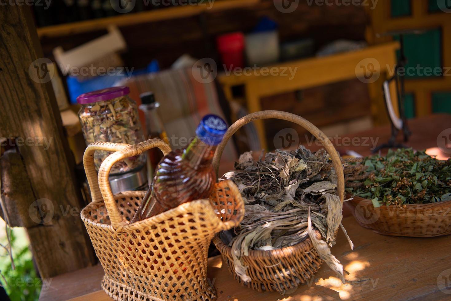 toverdrank fles in hand- van kruidkundige foto