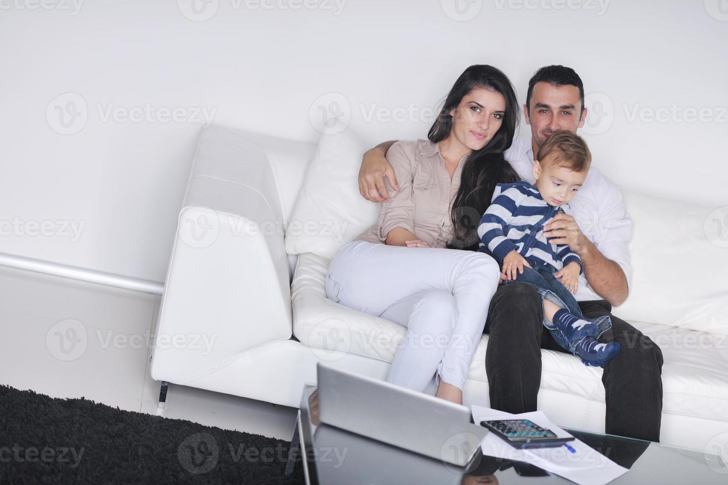 gelukkig jong familie hebben pret Bij huis foto