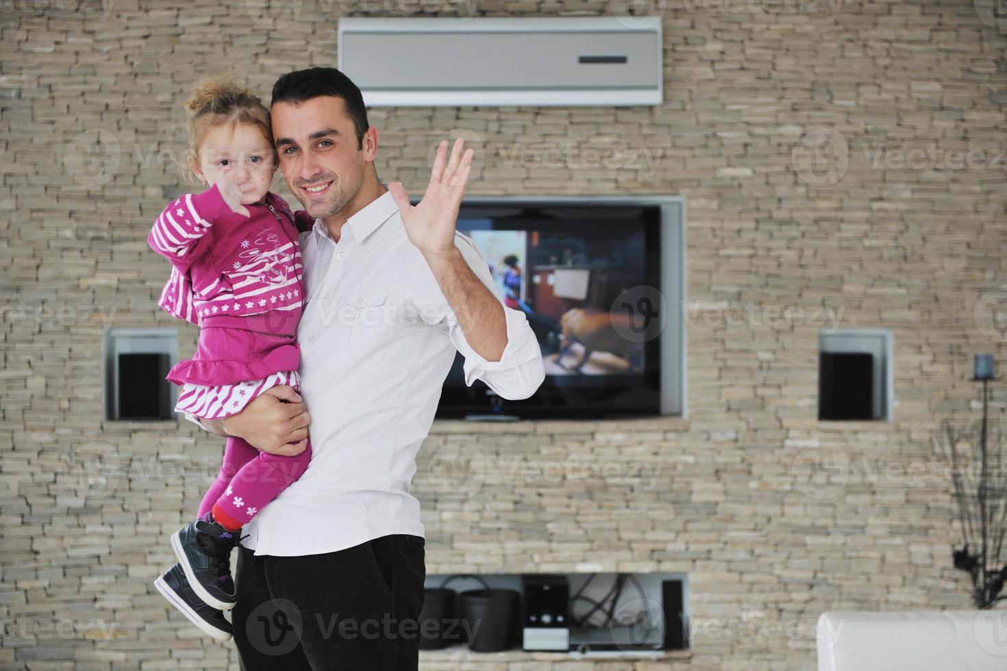 gelukkig jong familie hebben pret Bij huis foto