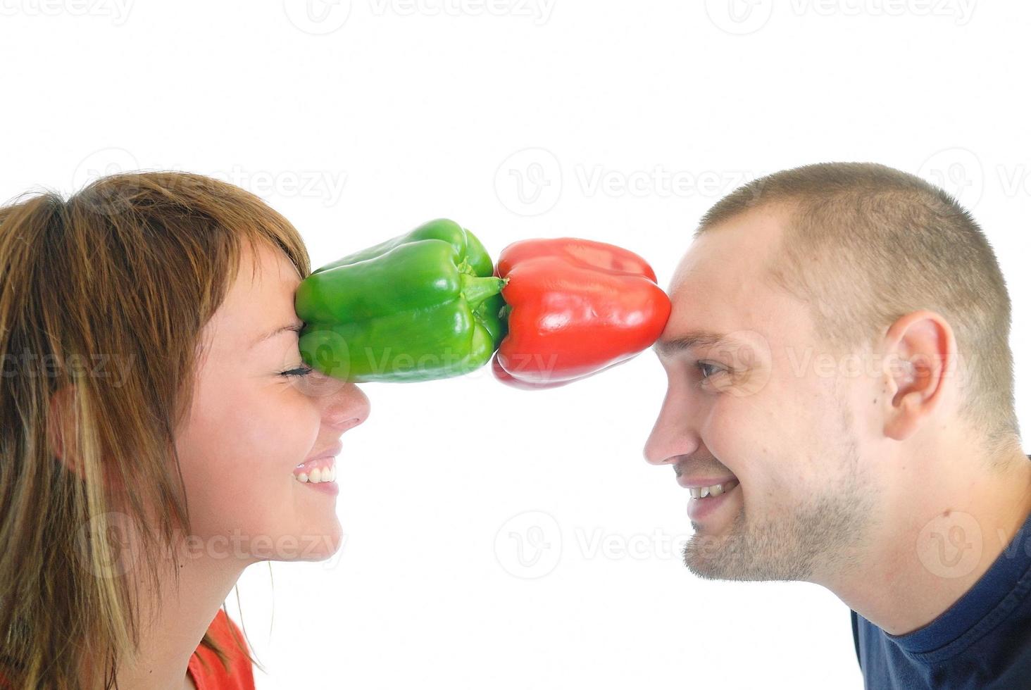 gelukkig paar Holding paprika's met hoofd foto