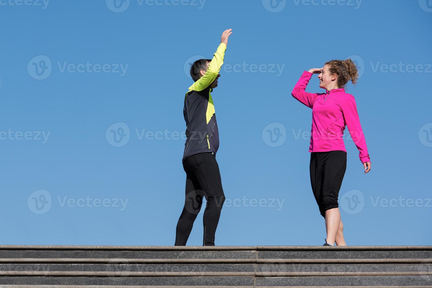 feliciteer en blij om de ochtendtraining af te maken foto