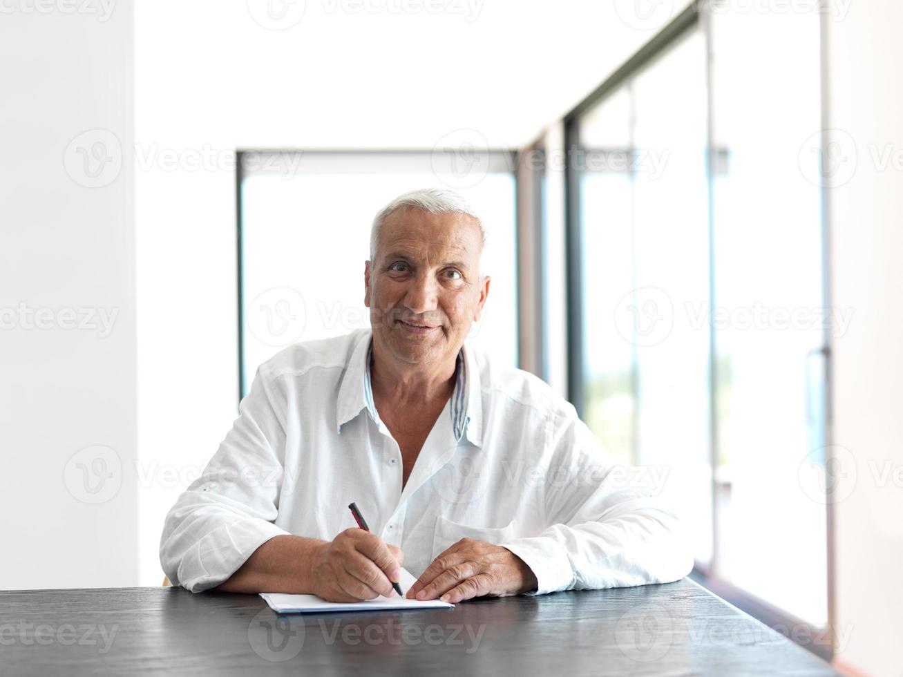 portret van senior Mens ontspannende in sofa foto