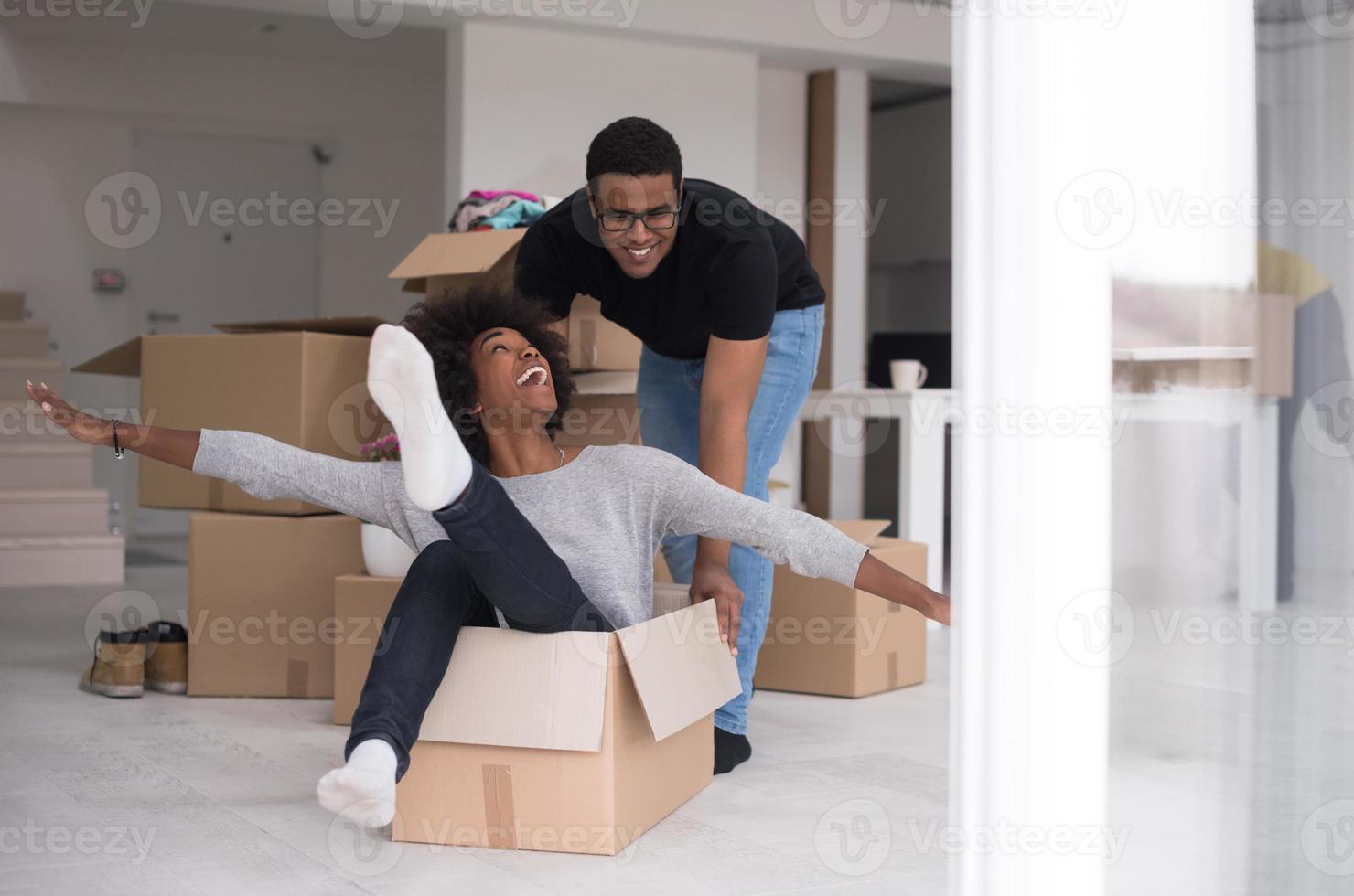 Afrikaanse Amerikaans paar spelen met inpakken materiaal foto