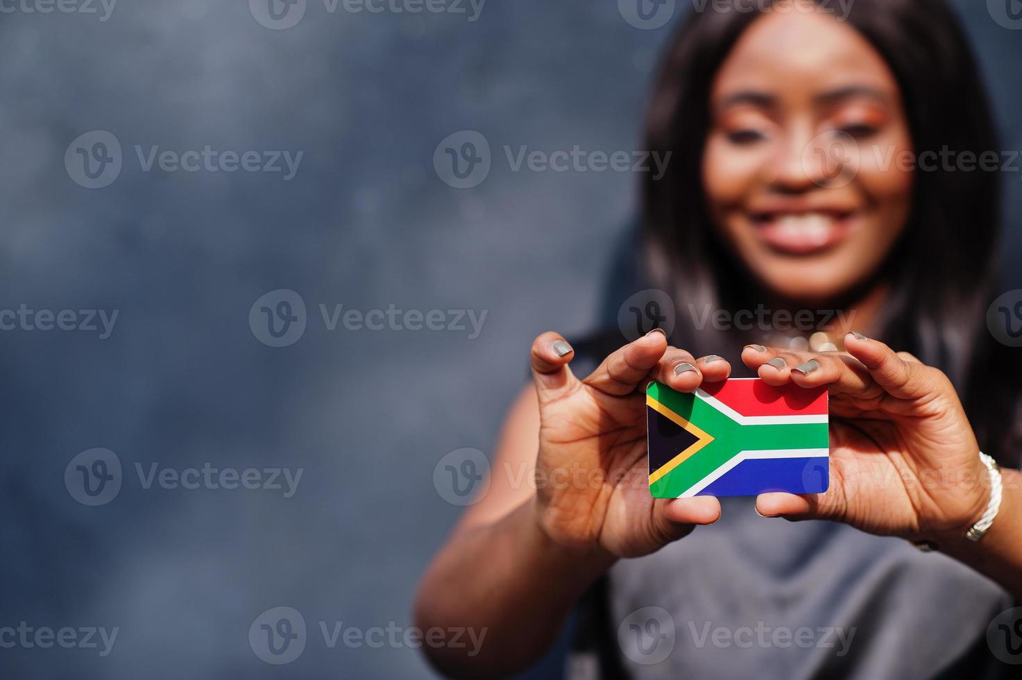 Afrikaanse vrouw houden klein zuiden Afrika vlag in handen. foto